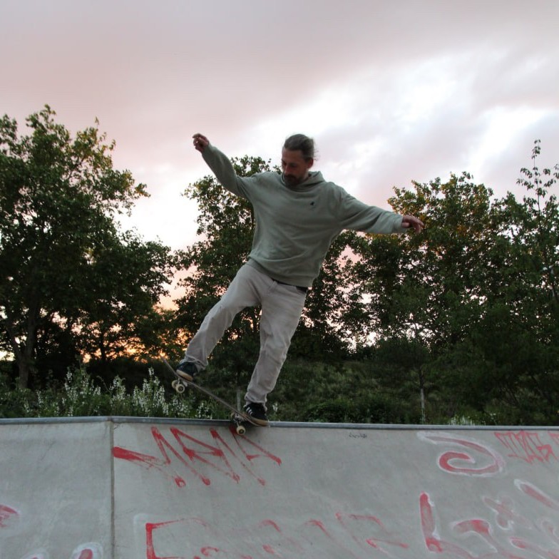 Maik auf dem Skateboard